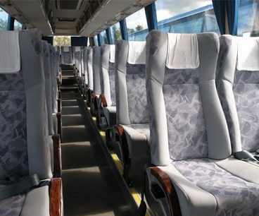 sedačky uvnitř autobusu